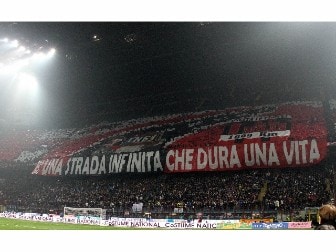 UN AC Milan Ultra utilizza un megafono per incoraggiare i fan a cantare  durante la serie A allo Stadio Grande Torino, Torino. Data foto: 26  settembre 2019. Il credito d'immagine dovrebbe essere