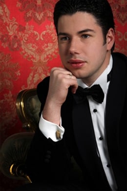 Nato a Viterbo, il giovane tenore <b>Antonio Poli</b> ha studiato all&#39;Opera Studio ... - 1364394966175antonio-poli-mozart260