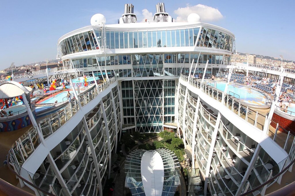 Oasis of the seas la nave da crociera più grande del mondo a Napoli