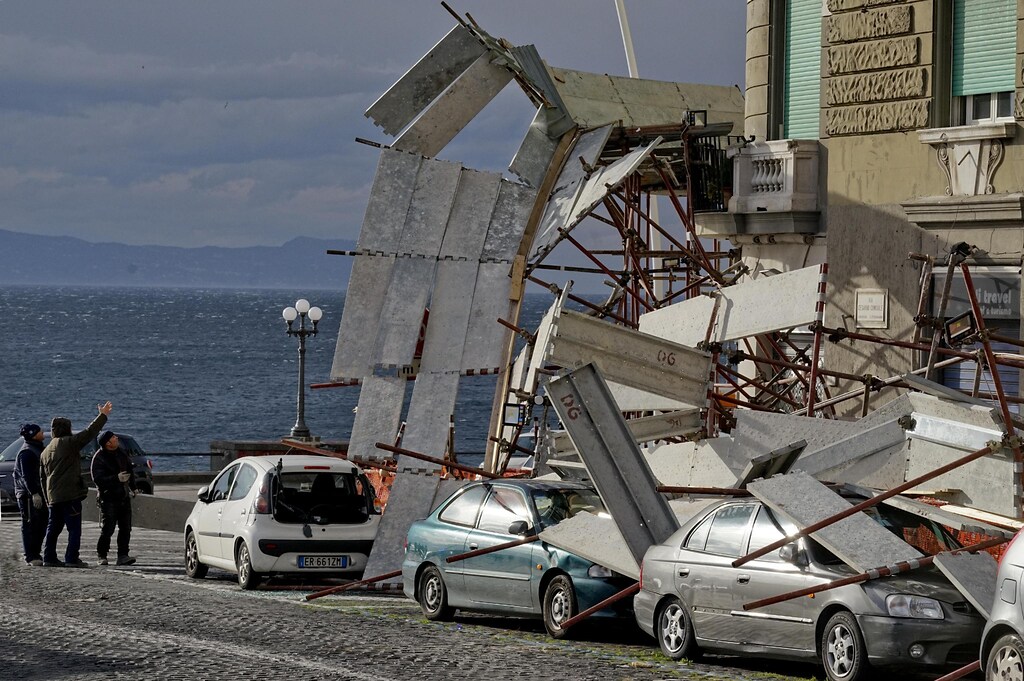 Il Vento Spazza Il Sud Impalcatura Crolla Su Auto In Sosta Sul