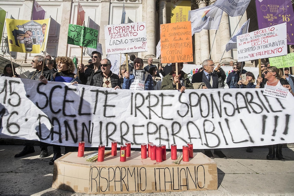 Salva Banche La Protesta Davanti A Bankitalia Dei Risparmiatori Mai