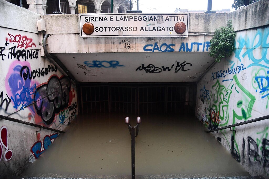 Le Foto Del Maltempo Allerta Rossa A Genova Esondazioni In Piemonte