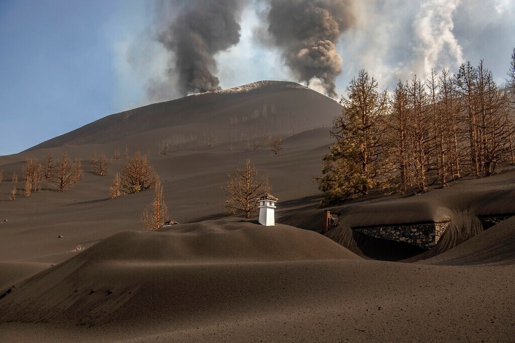 Vulcano Canarie Si Scava Per Salvare Le Case Sepolte Sotto La Cenere