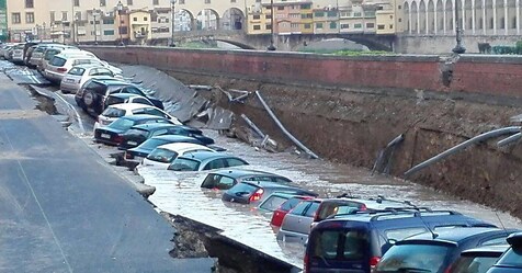 Firenze Si Apre Voragine Di Metri Sul Lungarno Non Ci Sono Feriti