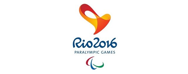 Logo delle Paralimpiadi Rio 2016 (Per leggerne la descrizione proseguire nel link). Si vede al centro la scritta in blu 'Rio 2016. Paralympic Games'. Sopra la scritta, il logo studiato per questa edizione dei giochi paralimpici: un'immagine che suggerisce la tridimensionatità, grazie all'utilizzo dei colori giallo, arancione e rosso, e che unisce i due simboli archetipici del cuore e dell'infinito, i quali hanno una valenza positiva in tutte le culture. Sotto la scritta, il logo del Comitato Paralimpico Internazionale con tre 'agitos' (dal latino 'agito', ovvero 'io mi muovo') in blu, rosso e verde, i tre colori più utilizzati nelle bandiere dei Paesi del mondo. È un simbolo in movimento attorno a un punto centrale, a rappresentare gli atleti che costantemente ispirano e smuovono il mondo con le loro performance, lottando senza arrendersi alle proprie disabilità.