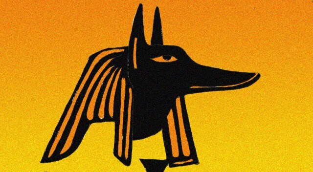 Immagine stilizzata, a tratto nero, di Anubi (Per leggerne la descrizione proseguire nel link). Si vede la testa della divinità egiziana rappresentata di profilo. E' rappresentato con la testa di sciacallo coperta dal tipico copricapo egizio, il klaft, con due lembi a ricadere sulle spalle.