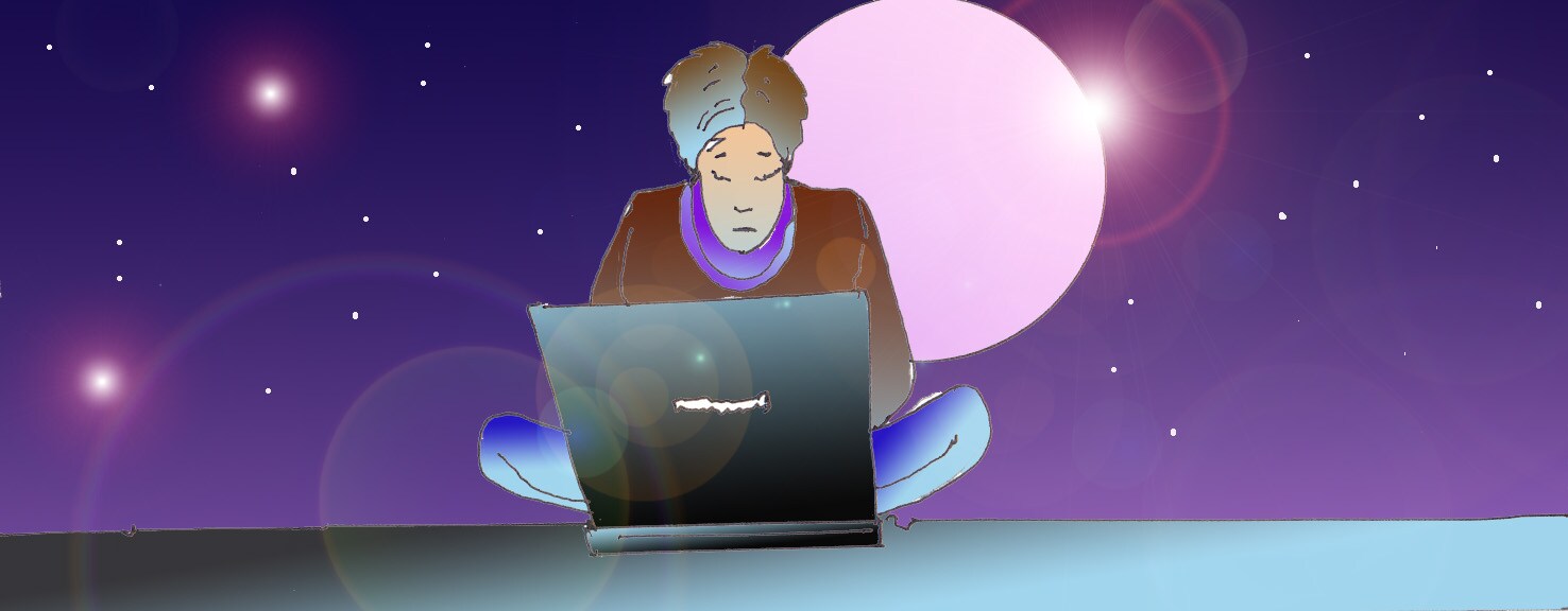 Immagine di Li Hacker seduto a gambe incrociate davanti al laptop (Per leggerne la descrizione proseguire nel link). Si vede il ragazzo concentrato davanti al suo computer. Sullo sfondo una luna piena lievemente sfumata sui toni del violetto.