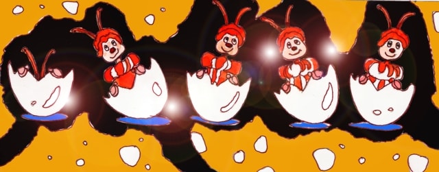 Immagine di cinque formiche neonate. (Per leggerne la descrizione proseguire nel link). Si vedono cinque gusci d'uovo rotti, in cui sono contenute le formiche rosse neonate. Hanno un'espressione pacifica e sorridente. Vestono una tunica a righe bianche e rosse e tengono le 'braccia' conserte.