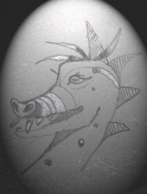 Immagine del drago (Per leggerne la descrizione proseguire nel link). Si vedono la testa del drago e le scaglie del collo. La bocca, semiaperta, mostra i suoi lunghi ed affilati dentoni!