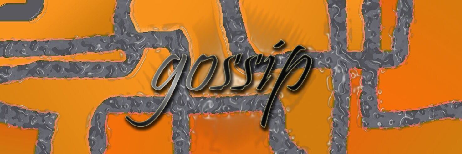 Cornice composta da un motivo decorativo grigio su fondo color senape. In primo piano la scritta 'Gossip'.