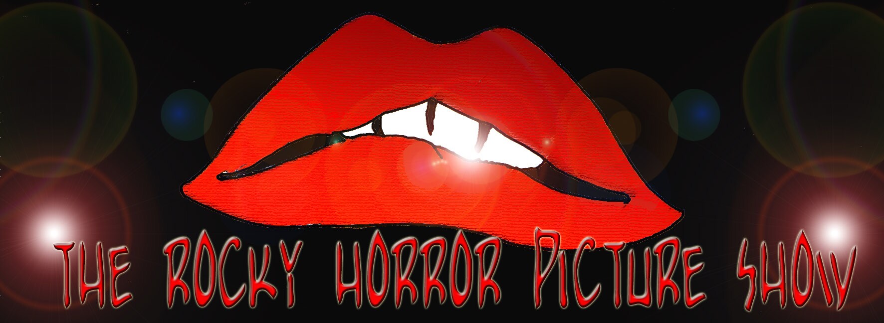 Immagine in primo piano di carnose labbra rosse (Per leggerne la descrizione proseguire nel link). Si vede la sensuale bocca carnosa e, al di sotto, la scritta: 'The Rocky Horror Picture Show'. Ai lati, dei punti di luce su sfondo scuro.