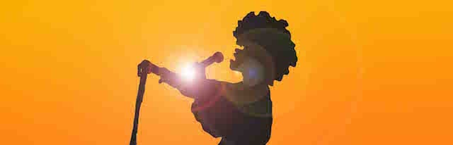 Immagine di una cantante (Per leggerne la descrizione proseguire nel link). La figura di una cantante, al microfono.
