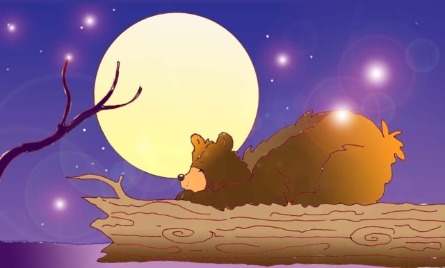 Immagine di un orso su di un tronco (Per leggerne la descrizione proseguire nel link). Si vede un orso che dorme disteso su di un tronco. Sullo sfondo un cielo notturno rischiarato dalla luna piena. Sulla sinistra, i rami di un albero.