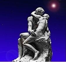Statua di due amanti che si baciano su sfondo di cielo stellato