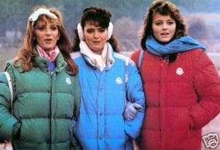 Tre ragazze "paninare" con abbigliamento anni '80