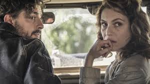 I protagonisti Davide e Giulia seduti in auto, rivolti all'indietro, in una scena della fiction.