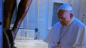 Papa Francesco da solo ai piedi del crocefisso