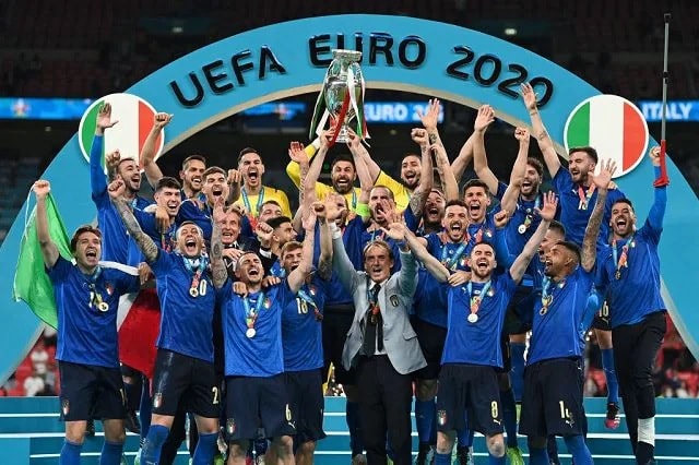 La Nazionale italiana festante, con Roberto Mancini al centro, solleva la coppa conquistata ad Euro 2020