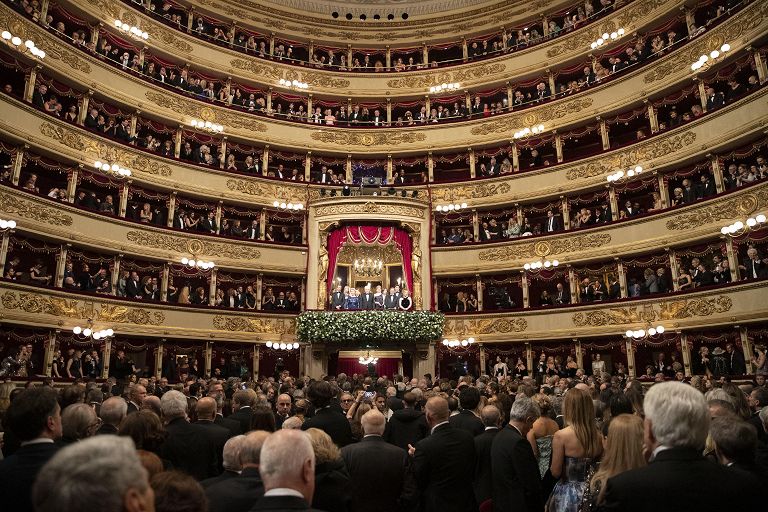 Il pubblico della Scala di Milano in piedi