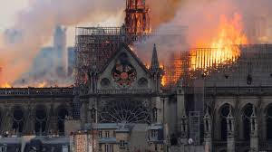 Facciata della cattedrale di Notre Dame in fiamme nel 2019