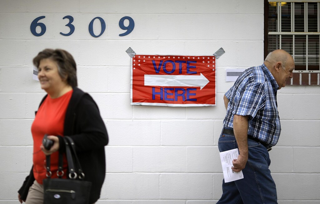 L'America Al Voto. Tra Bambini, Carrelli Della Spesa E Cartelli In ...