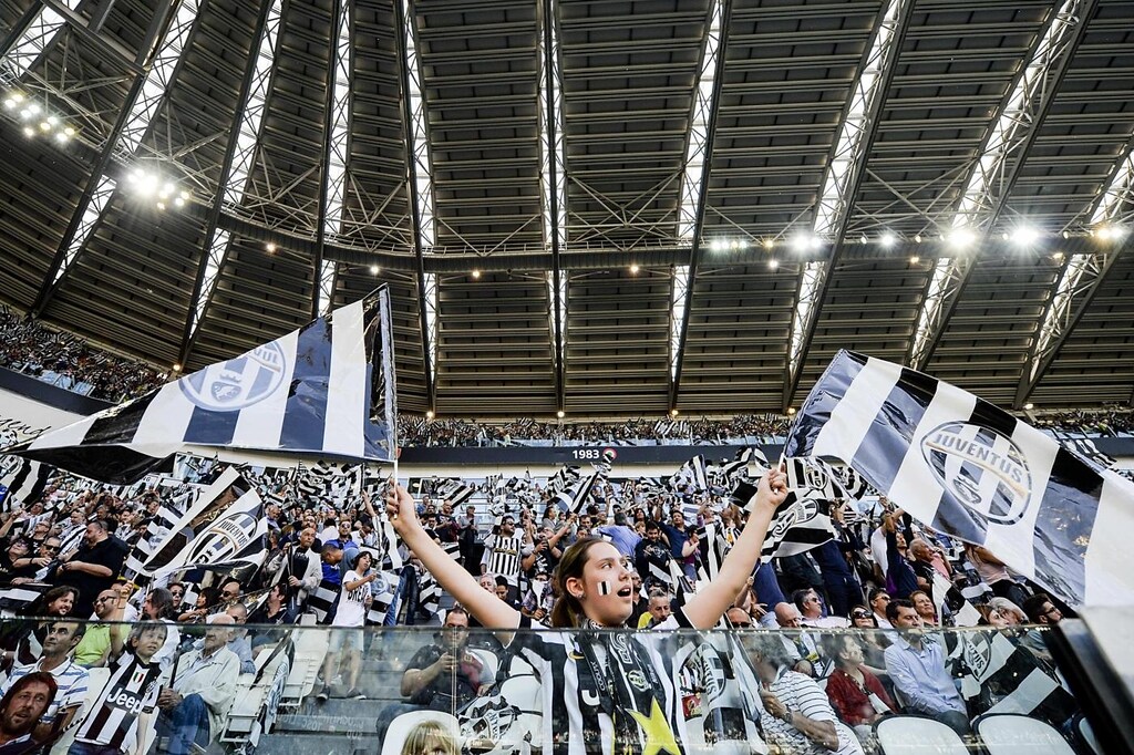 Festa Juve Allo Stadium: I Tifosi Bianconeri Salutano I Campioni D ...