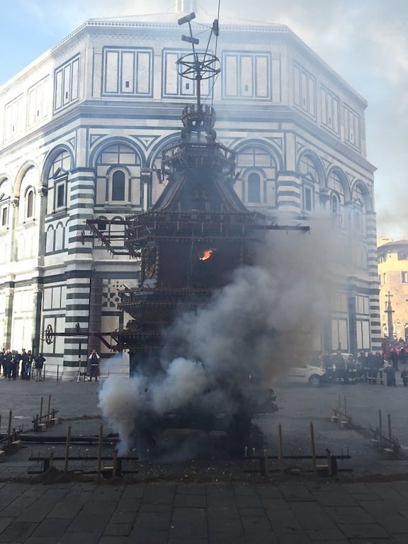 Firenze In Piazza Duomo La Cerimonia Dello Scoppio Del Carro Volo Perfetto Della Colombina 7614