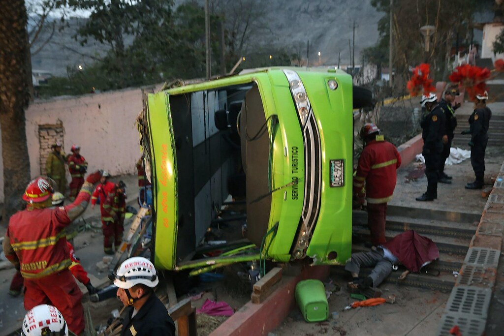 Lima Bus Turistico Esce Di Strada E Si Ribalta Almeno Morti E