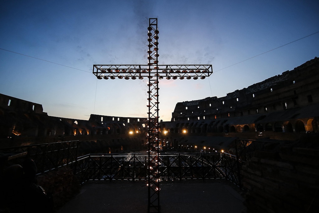 La Via Crucis Al Colosseo - Photogallery - Rai News