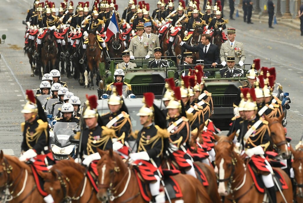 Parigi, Francia, Gruppo francese che celebra la sfilata