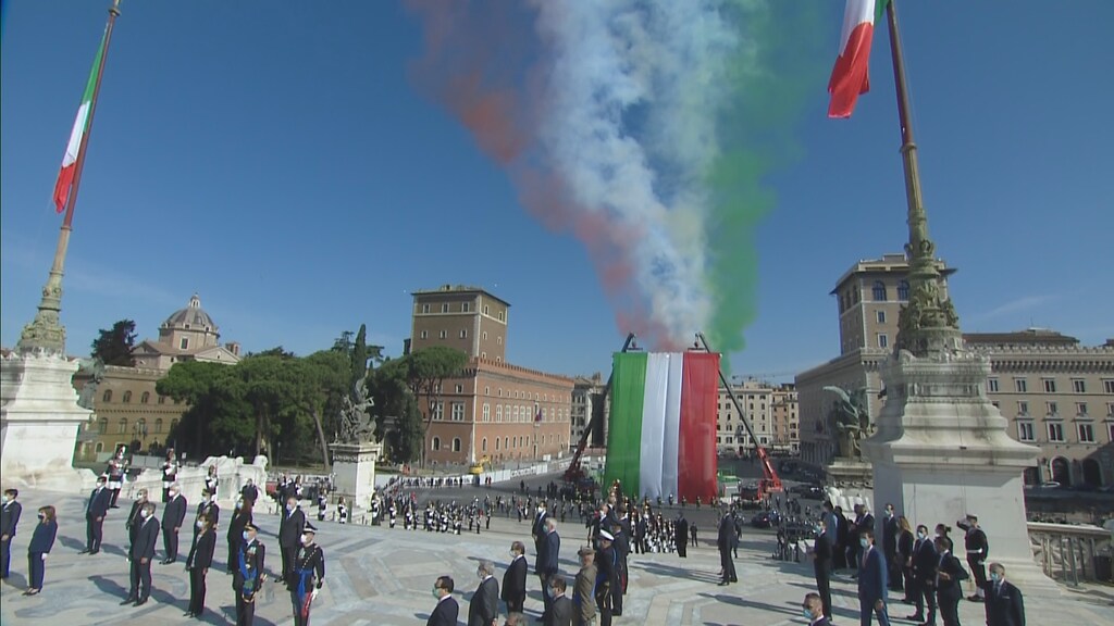 2 giugno: il passaggio delle Frecce Tricolori sull'Altare della Patria -  video - Rai News