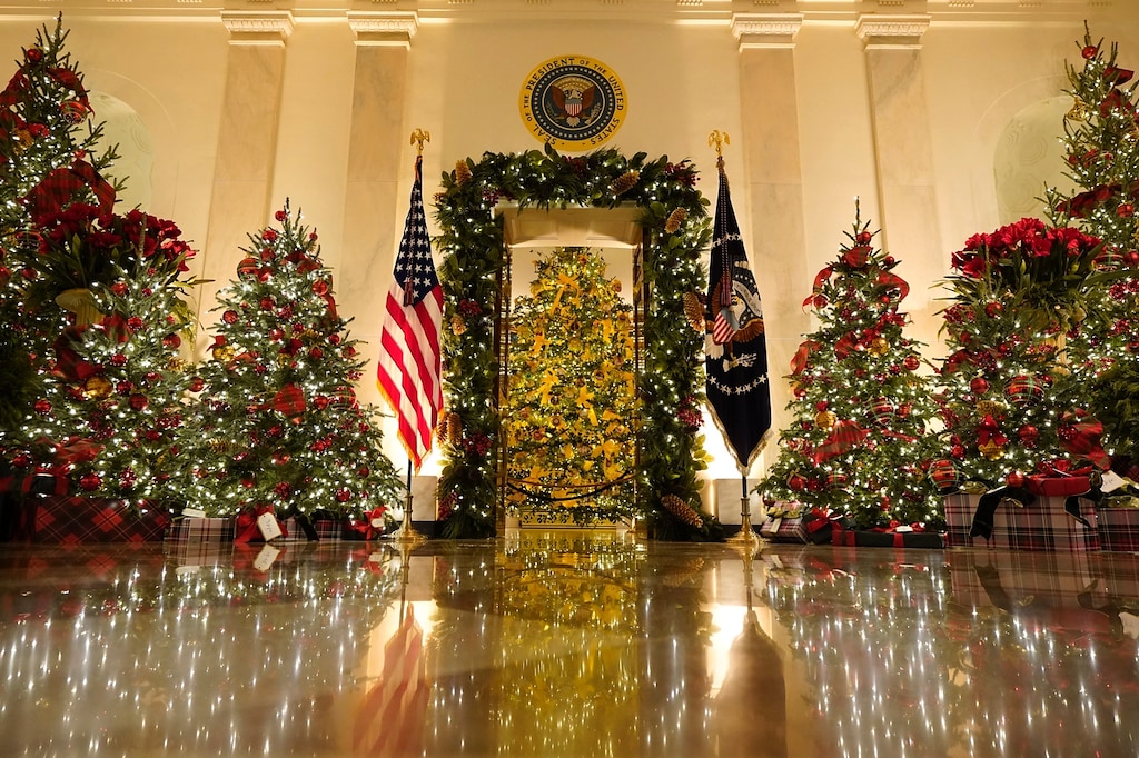 Addobbi di Natale alla Casa Bianca, Melania saluta celebrando la