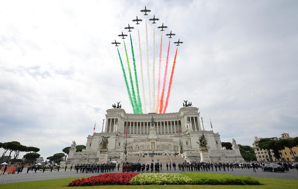 2 giugno. Lo spettacolo delle Frecce Tricolori in volo su Roma