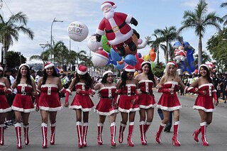 Immagini Di Donne Vestite Da Babbo Natale.Mille Modi Di Essere Babbo Natale Photogallery Rai News