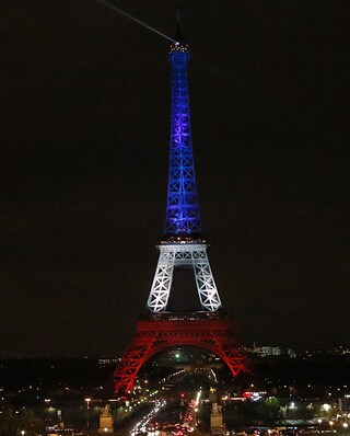 La Tour Eiffel Si Illumina Con I Colori Della Francia Photogallery Rai News