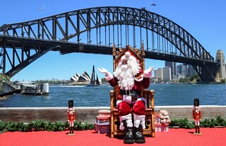 Immagini Curiose Di Natale.Babbo Natale Tronista Subacqueo Canoista O Motociclista Le Immagini Piu Curiose Dal Mondo Photogallery Rai News