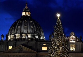 Immagini Di Natale Cristiane.Inaugurati Albero E Presepe In San Pietro A Roma Papa Mondo Cancella Segni Cristiani Del Natale Photogallery Rai News