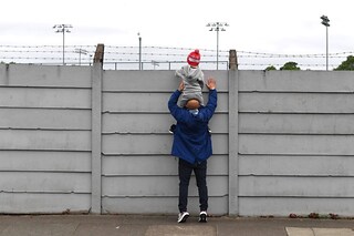 Calcio Che Passione Il Piccolo Tifoso Sulla Testa Del Padre Per Il Primo Allenamento Del Liverpool Photogallery Rai News