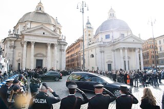 L Ultimo Saluto A Gigi Proietti Roma Omaggia Il Grande Maestro Photogallery Rai News