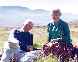 La Regina Elisabetta e Filippo nella brughiera e la poesia - Photogallery -  Rai News