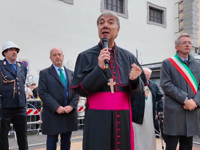 In chiesa a Napoli arriva il candeliere digitale a distanza - Notizie 